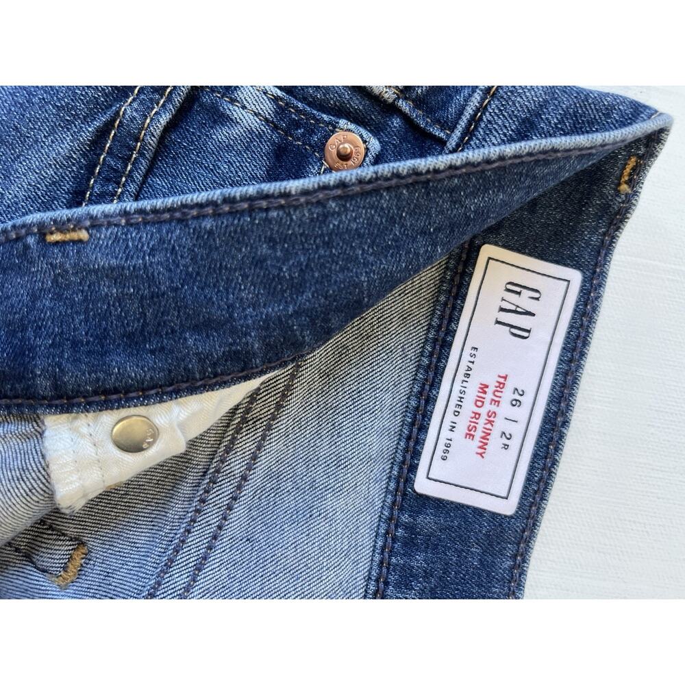 Gap True Skinny mid-rise jeans. Size 26/2R